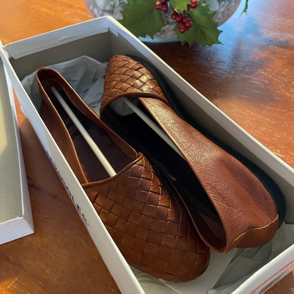 Women’s Vintage Aerosole woven leather flats. New in Box